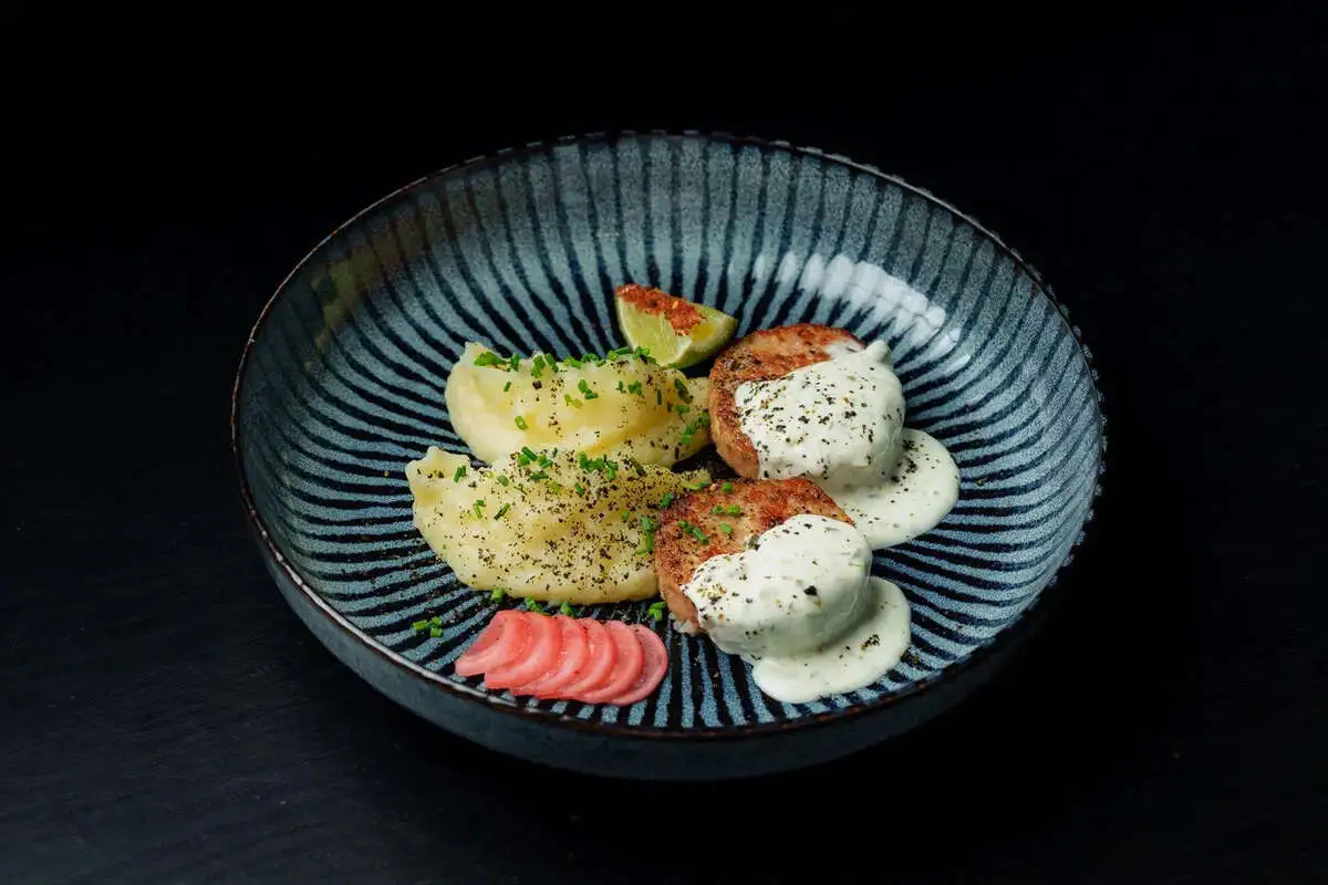 Котлета из креветки и лосося с картофельным пюре