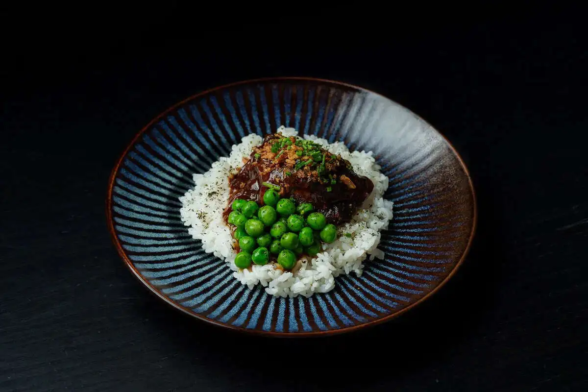 Томленая говядина в устричном соусе с паровым рисом