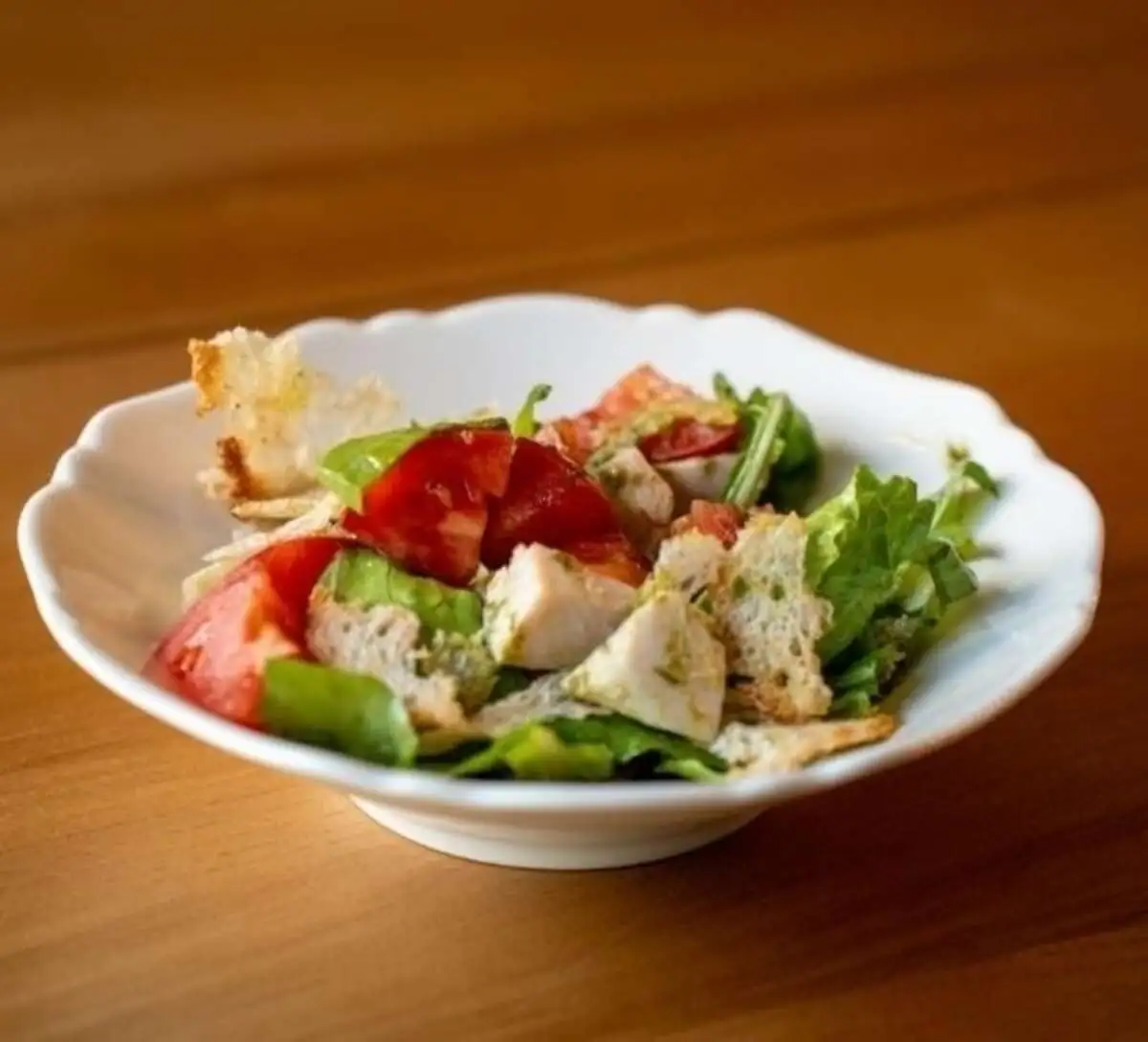 ЛАНЧ САЛАТ С КУРИЦЕЙ И ЛУКОВОЙ ЗАПРАВКОЙ