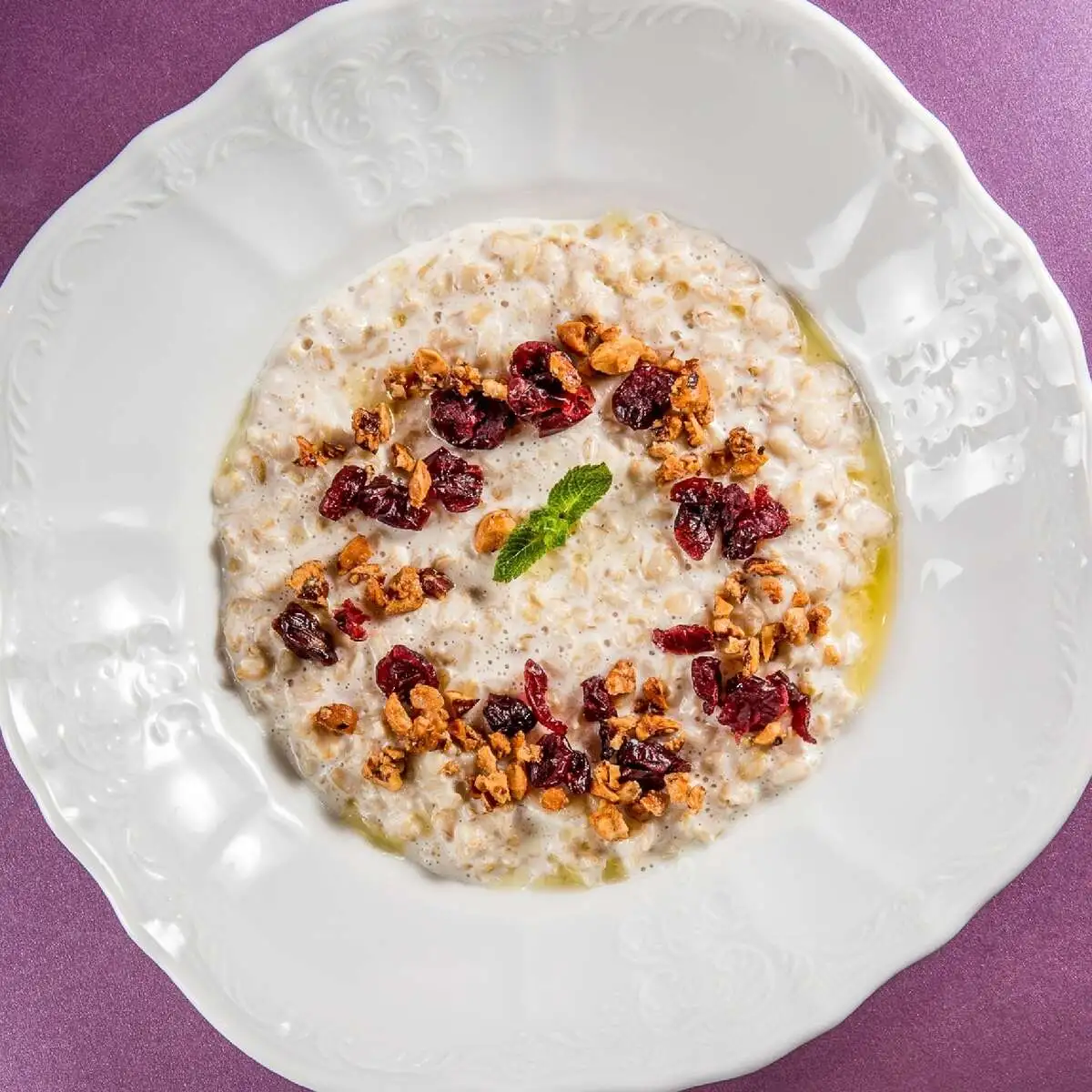 Овсяная каша с орехами и клюквой