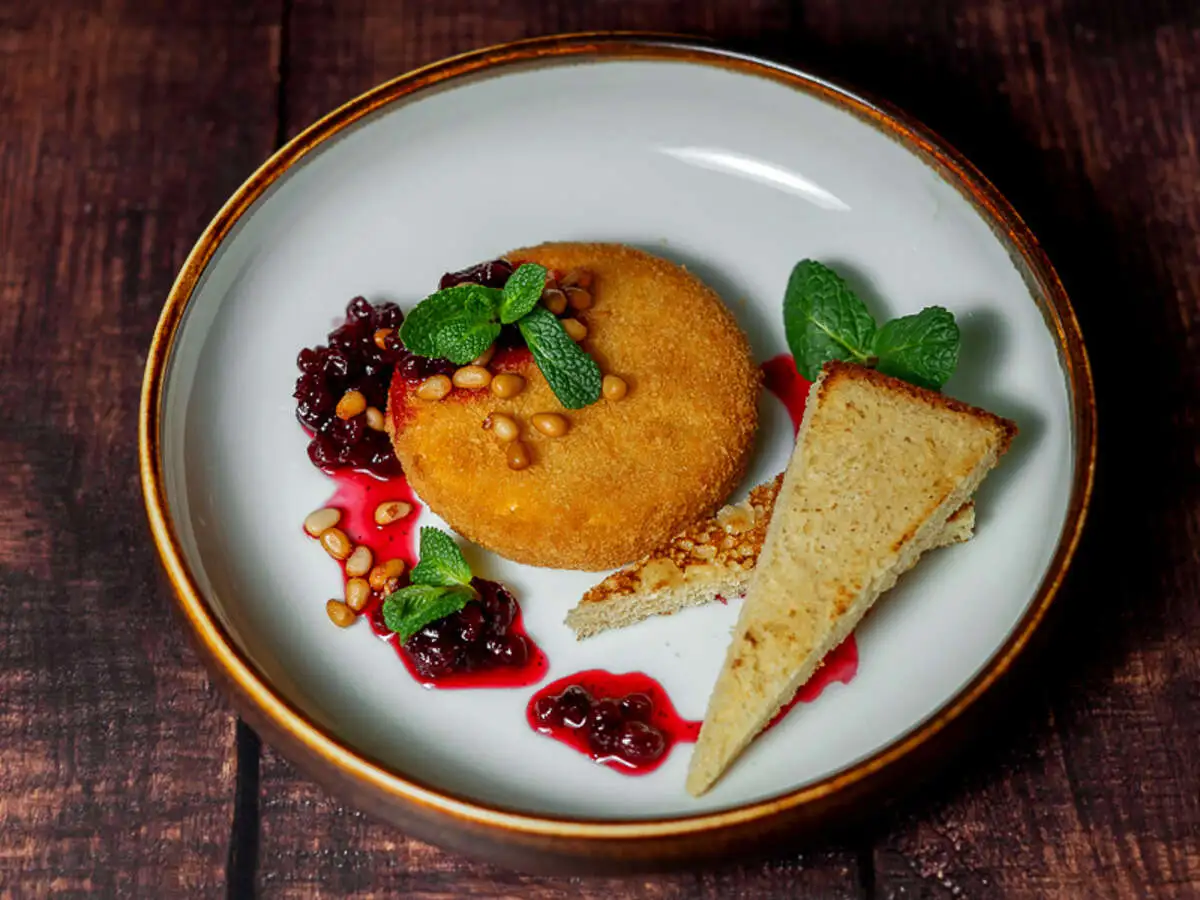 Камамбер жареный с брусничным соусом 