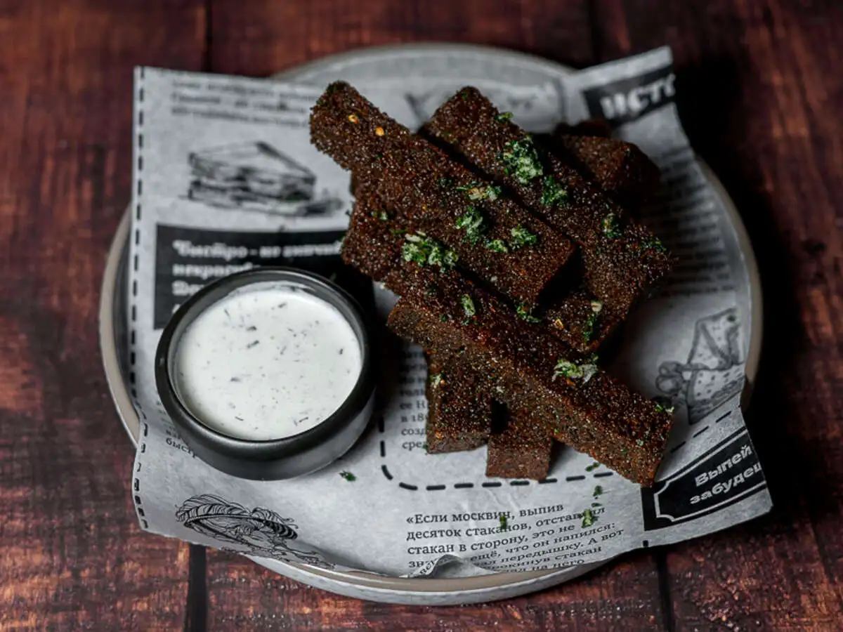 Гренки чесночные с соусом 