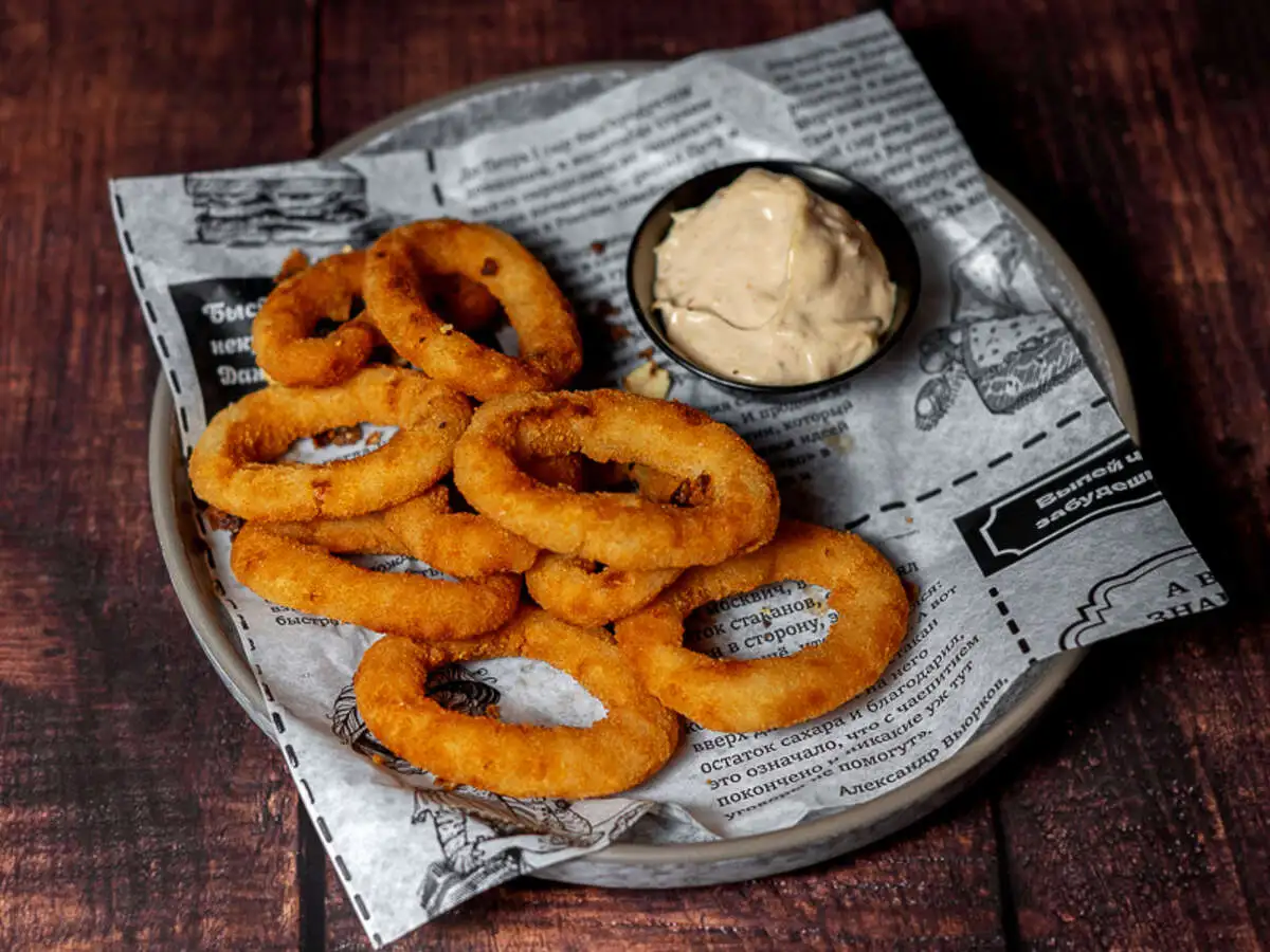 Луковые кольца с соусом блю чиз