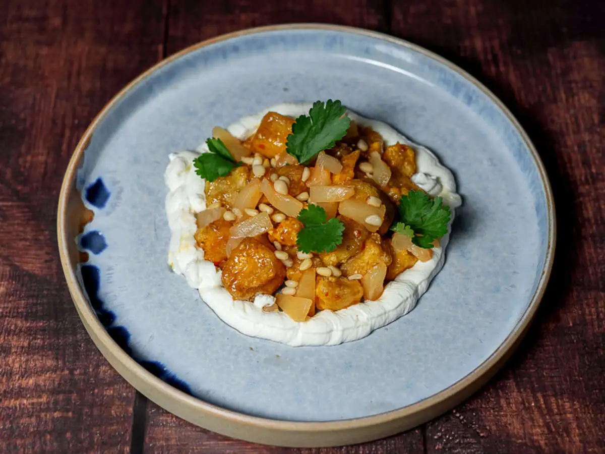 Салат с баклажанов страчателлой  и ананасами ким чи 