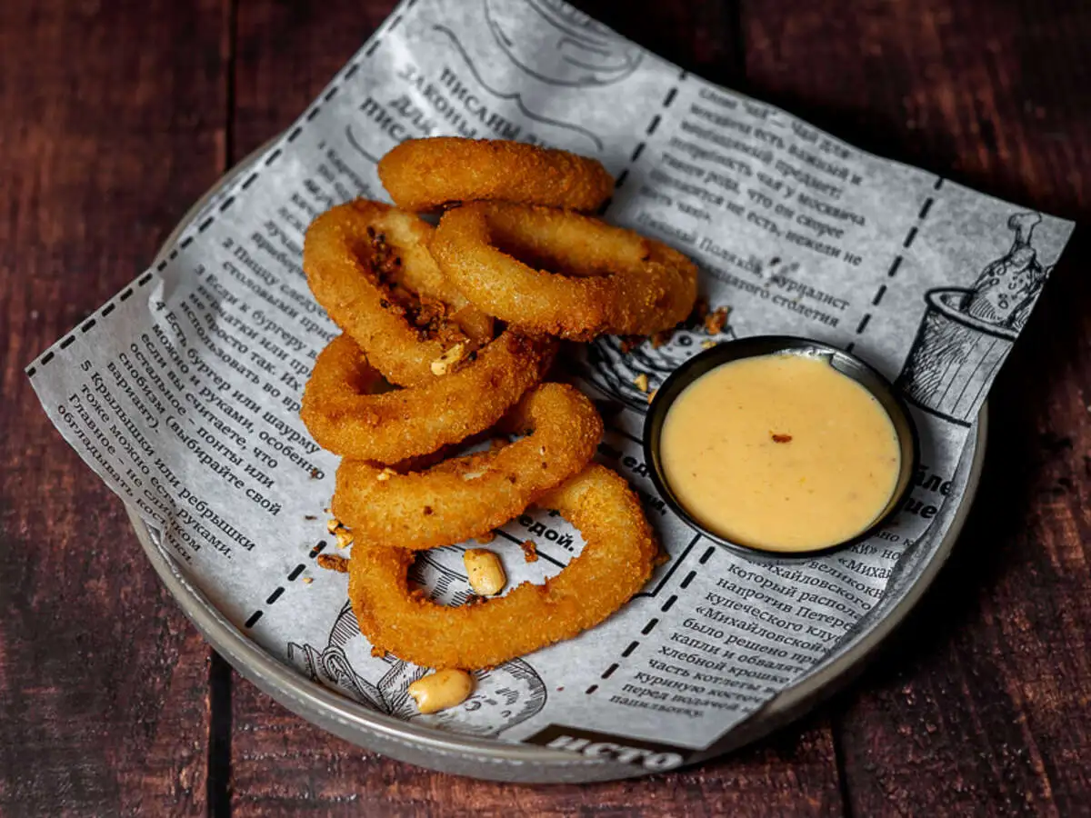 Кольца кальмара с соусом айоли 