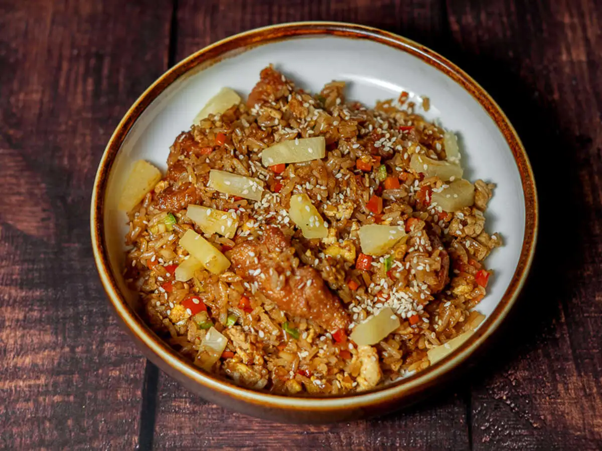 Тяхан с курицей и ананасом