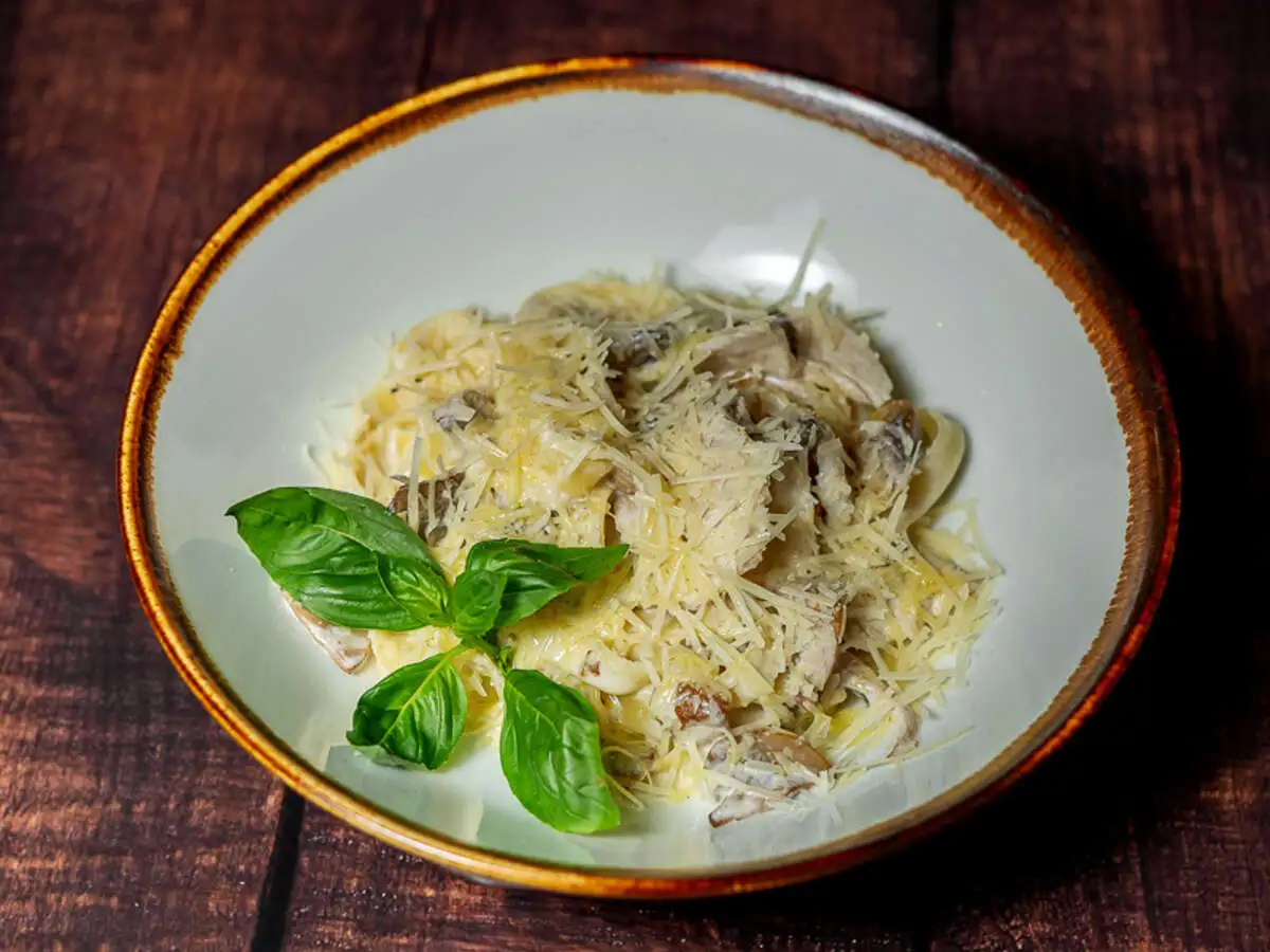 Феттучини с курицей и лесными грибами 