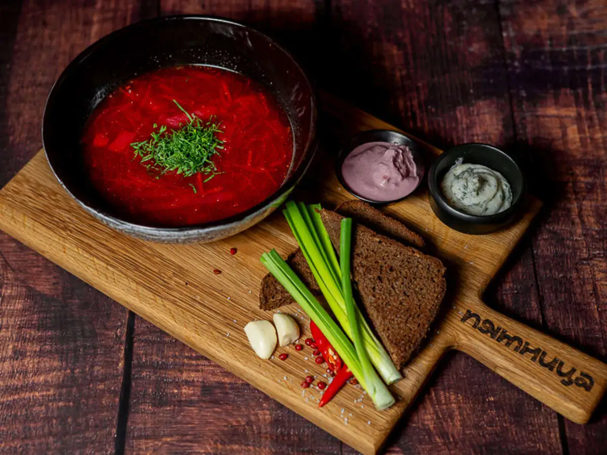 Борщ со смальцем  и смородиной 