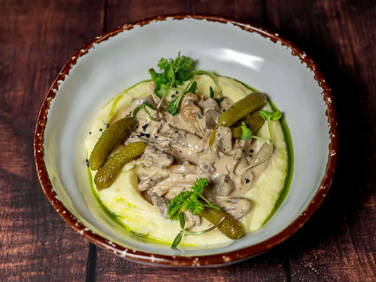 Бефстроганов с картофельным пюре и корнишонами 