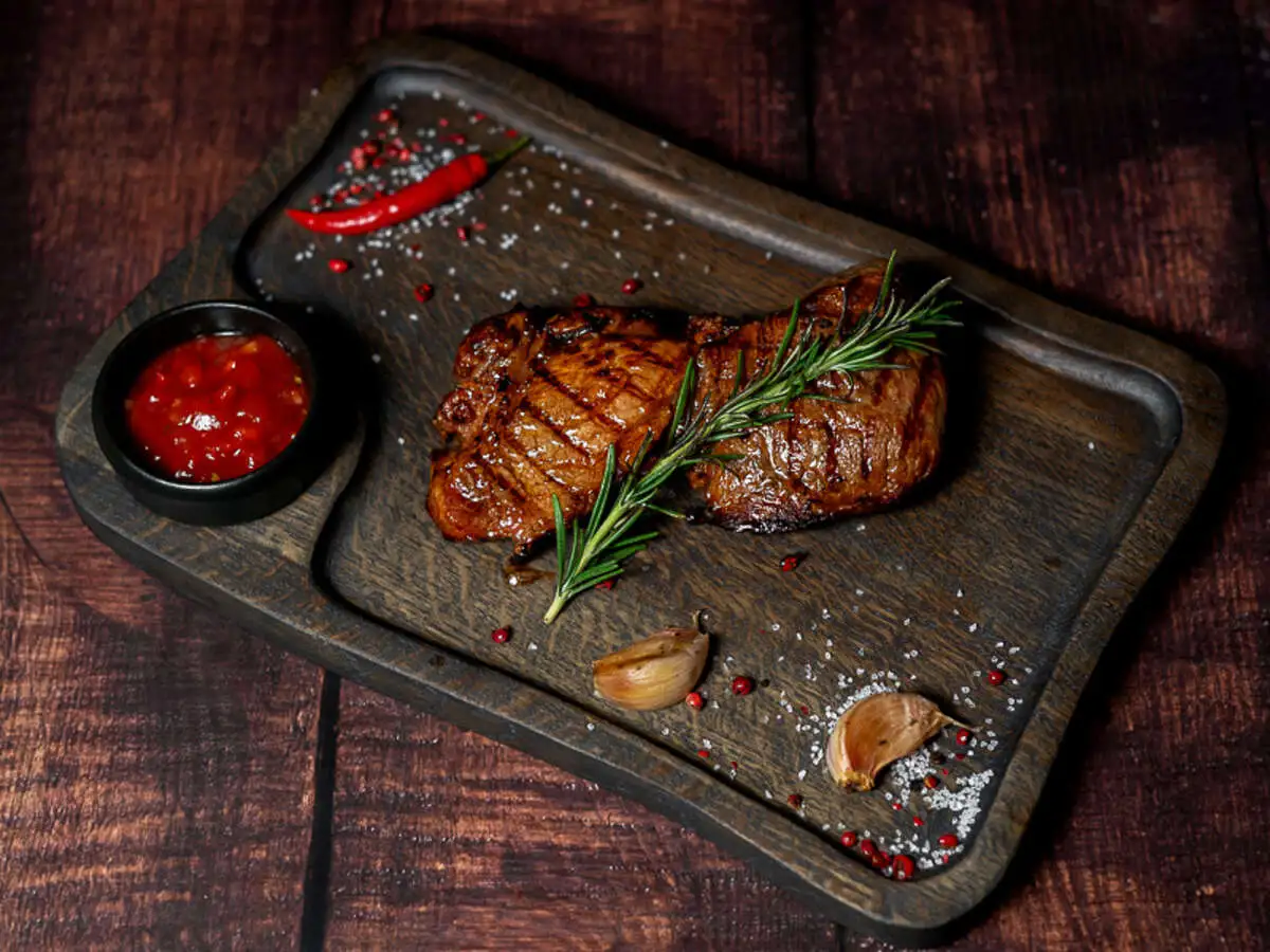 Стейк из свиной шеи на гриле с томатной сальсой 