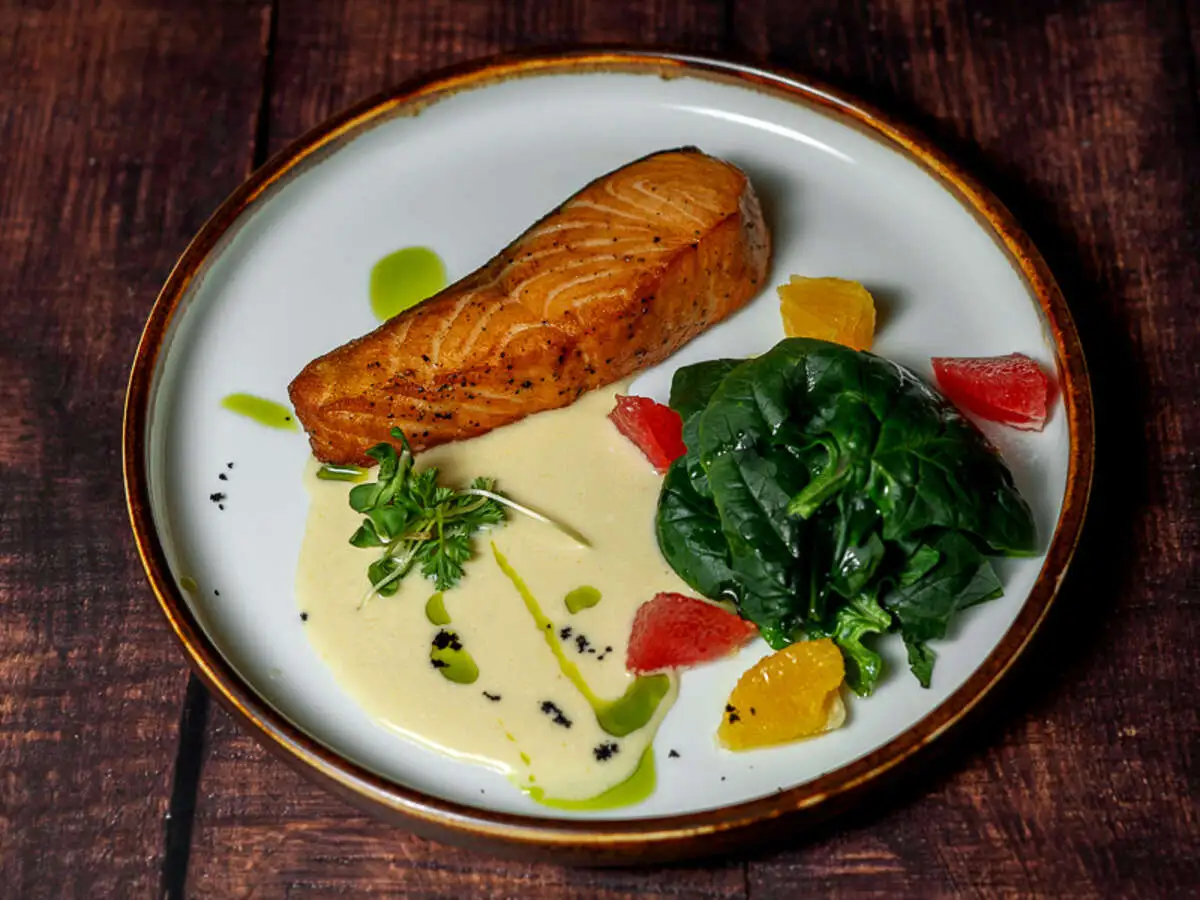 Филе лосося со шпинатом  соусом Вермут 