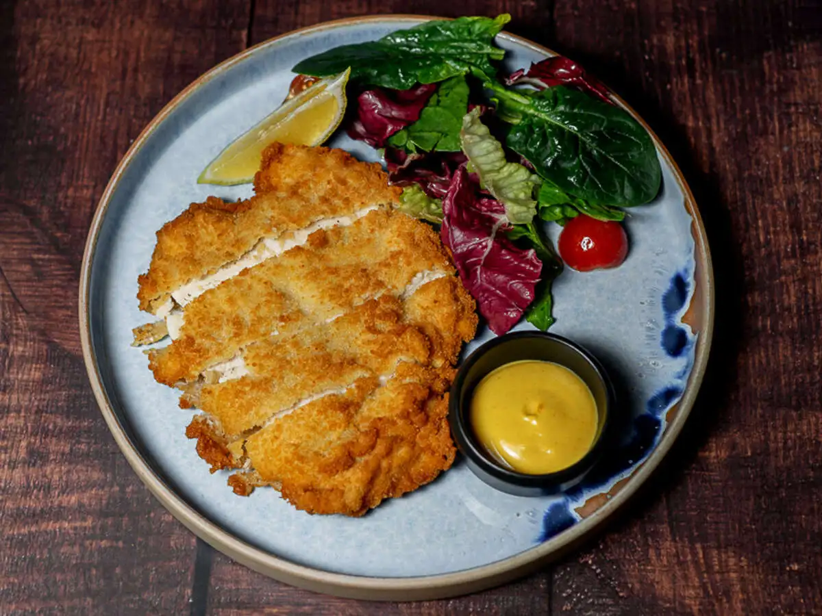 Шницель с  миксом салатов