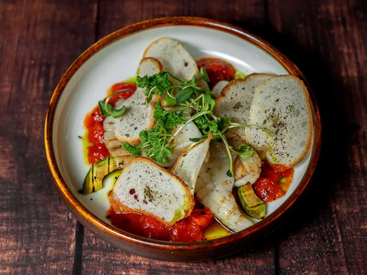 Кальмар на гриле с сальсой из томатов канкассе 