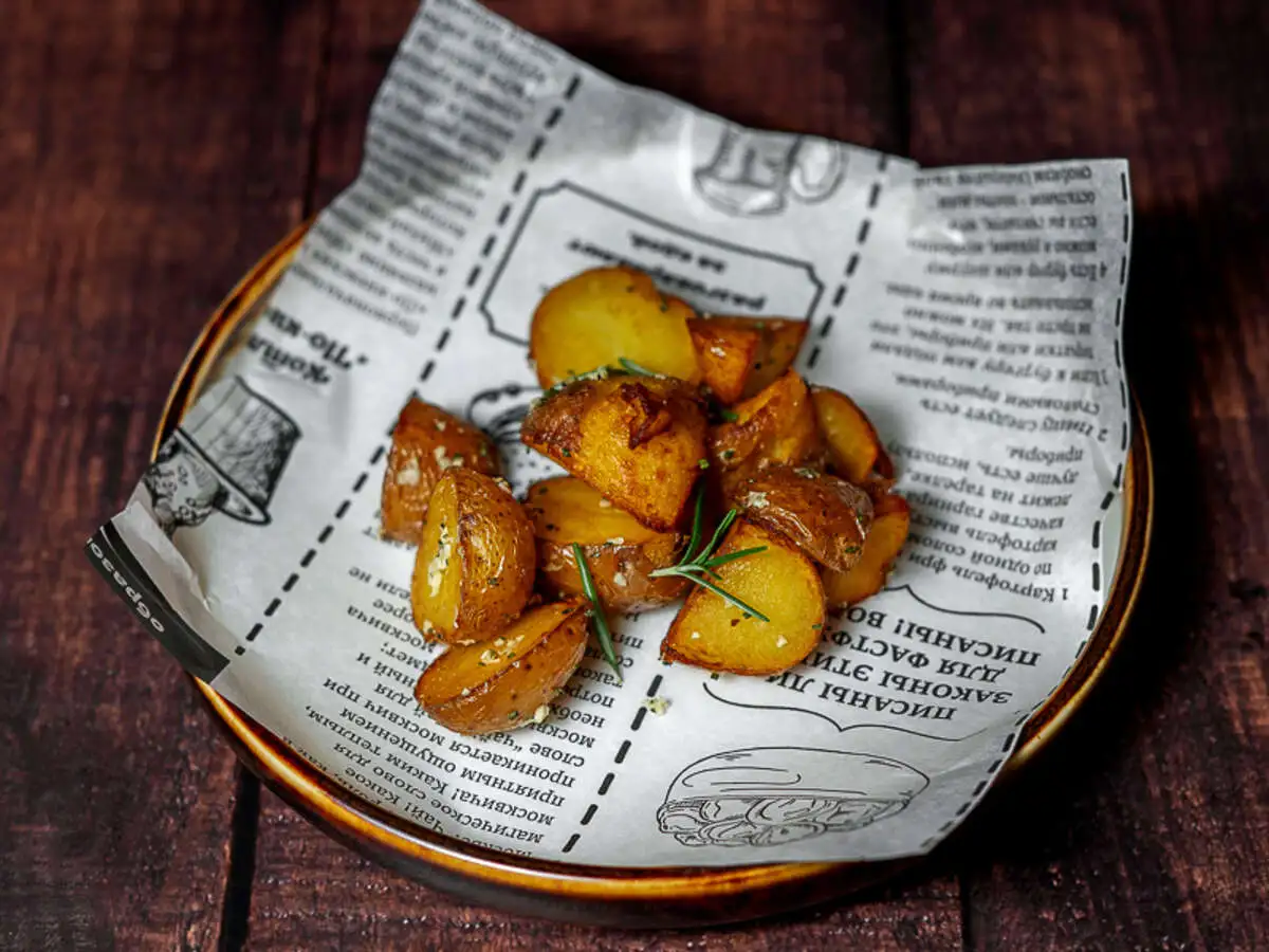 Картофель стоун с чесноком и розмарином 