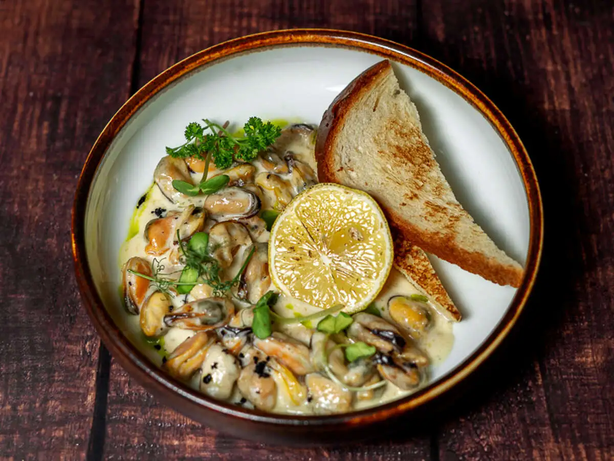 Мидии в сливочном соусе и пармезаном 