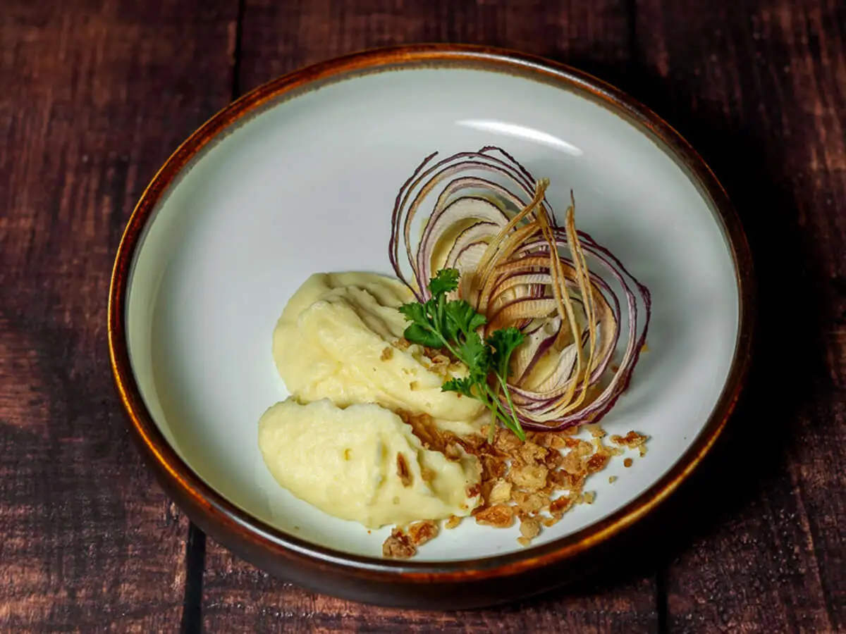 Картофельное пюре с хрустящим луком 