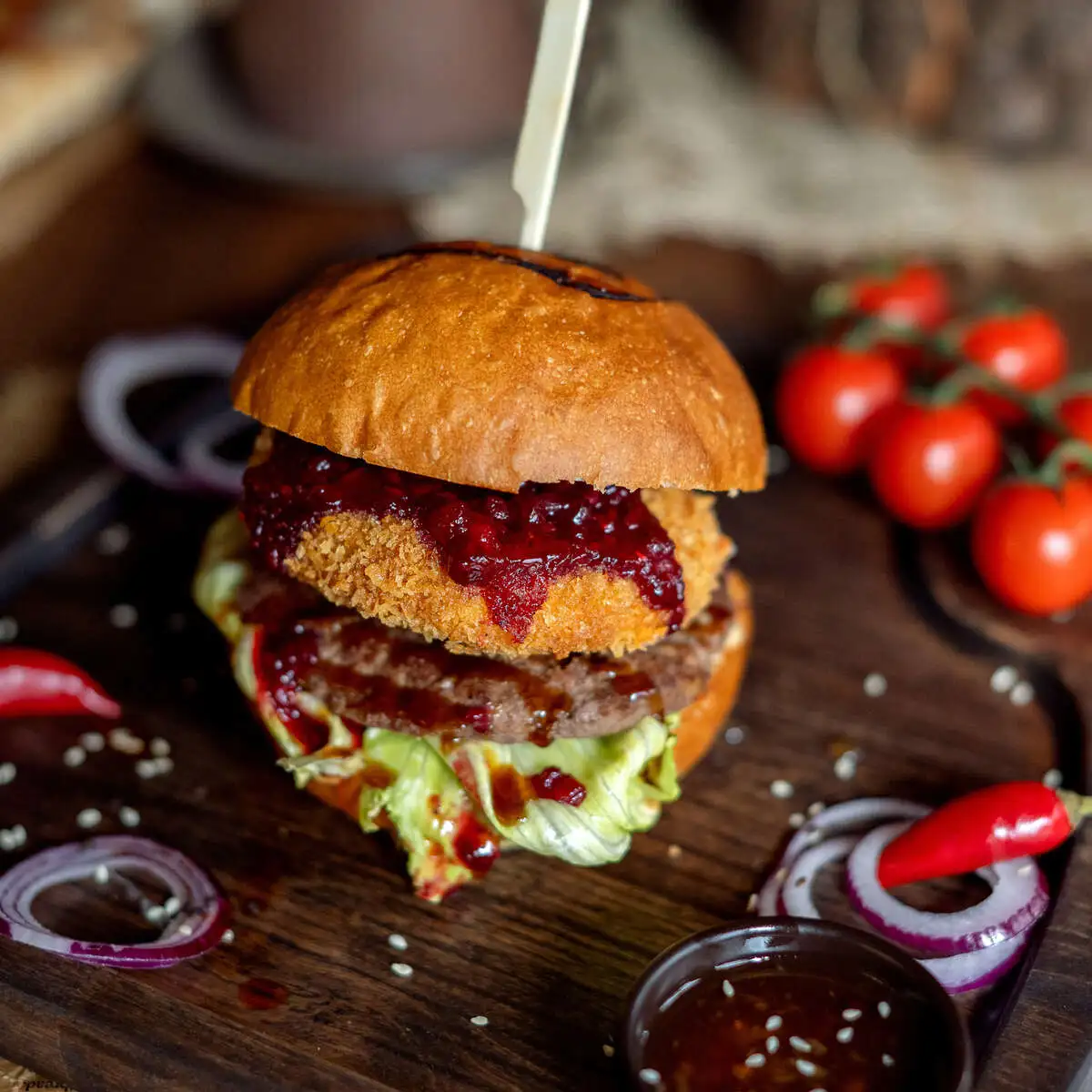 Бургер "Рокфор" с говяжьей и сырной котлетой 