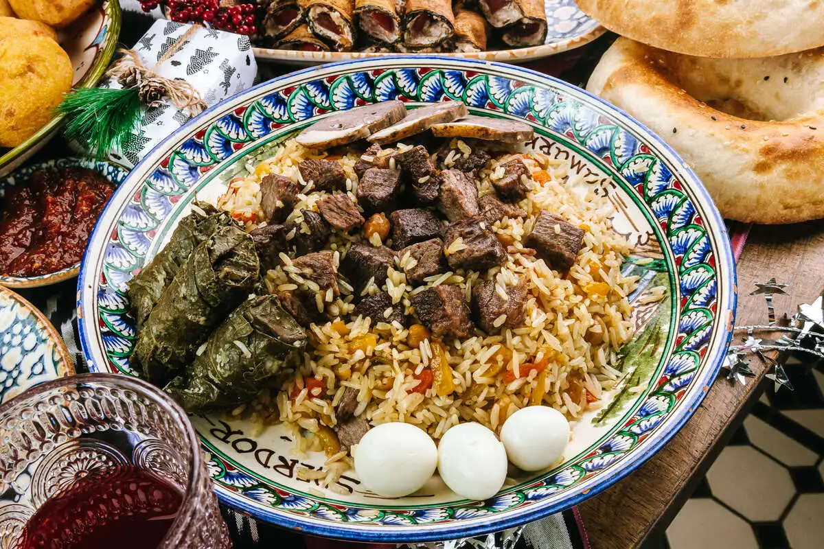 Плов праздничный с казы и долмой