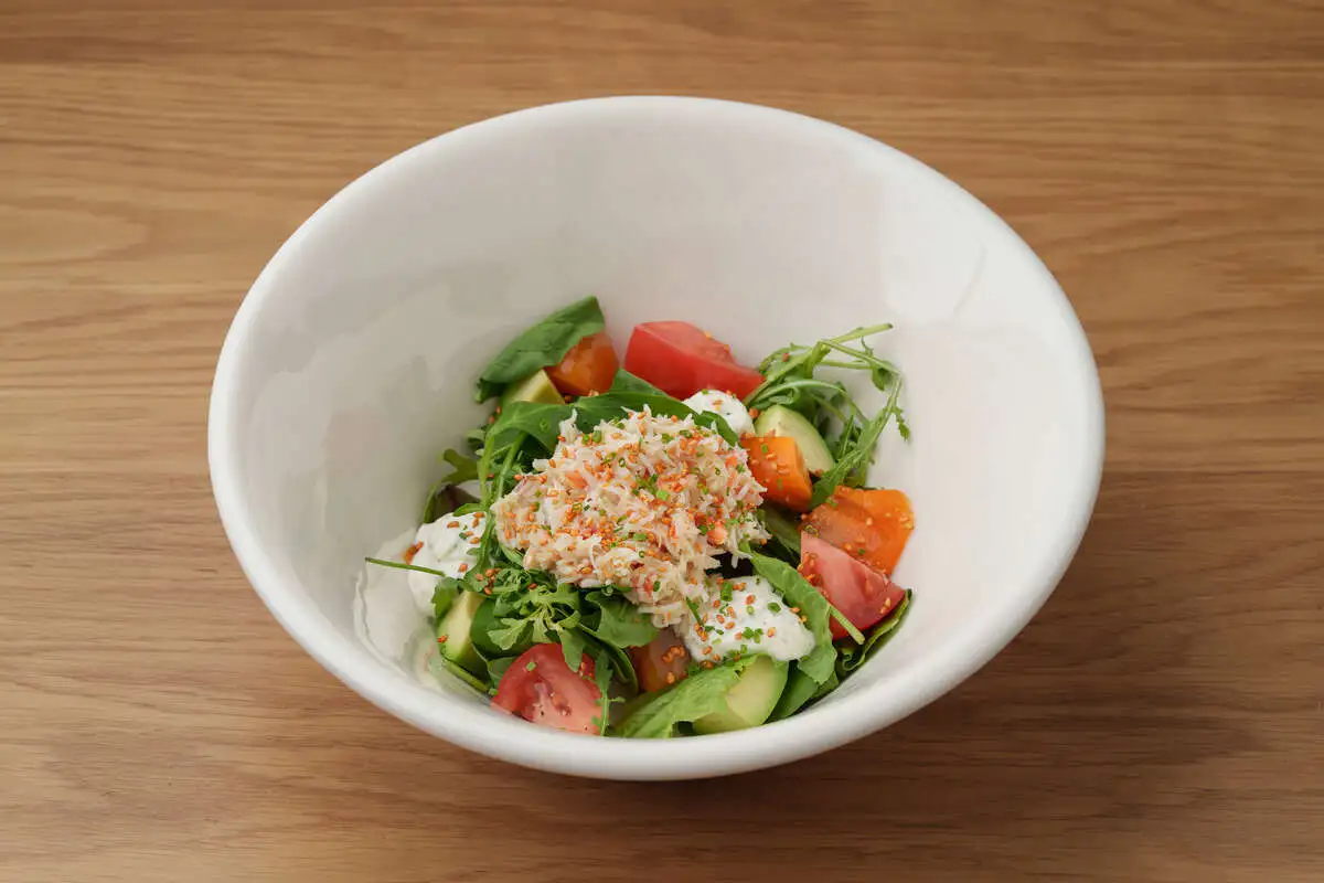 Салат с крабом, хурмой и маракуйей