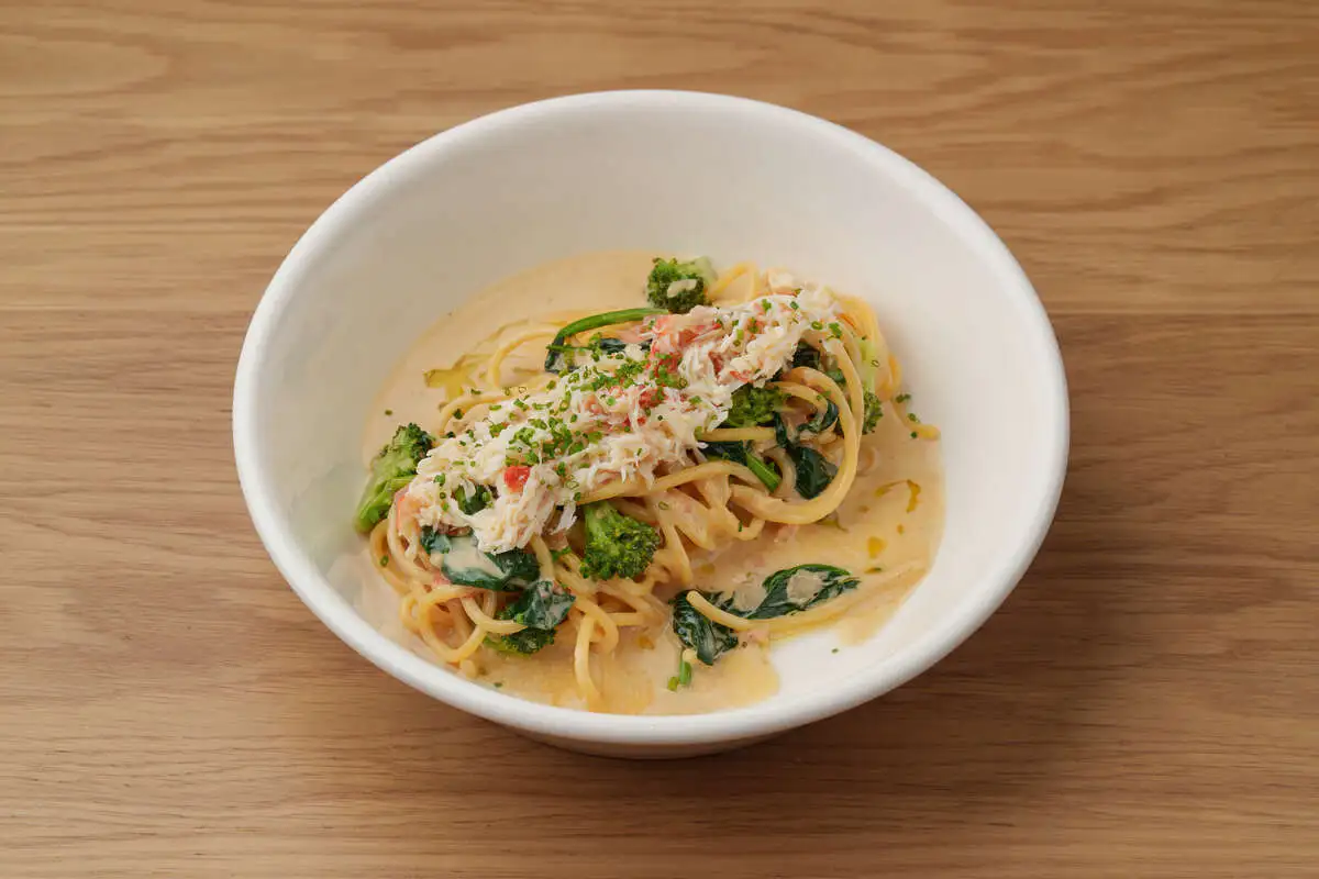 Спагетти с крабом и зелеными овощами