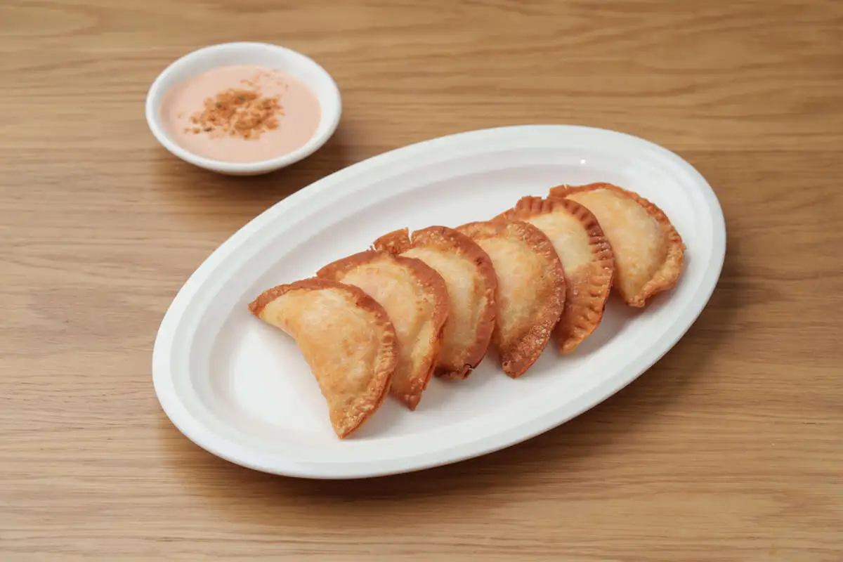 Чебуреки с крабом и страчателлой