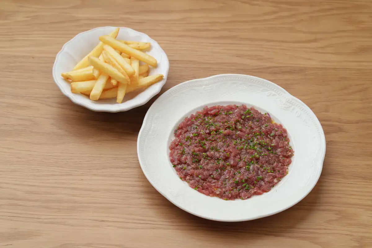 Тартар из говядины с картофелем фри