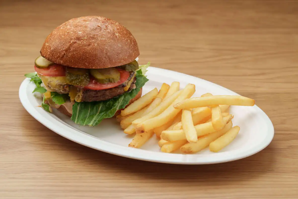 Чизбургер с картофелем фри