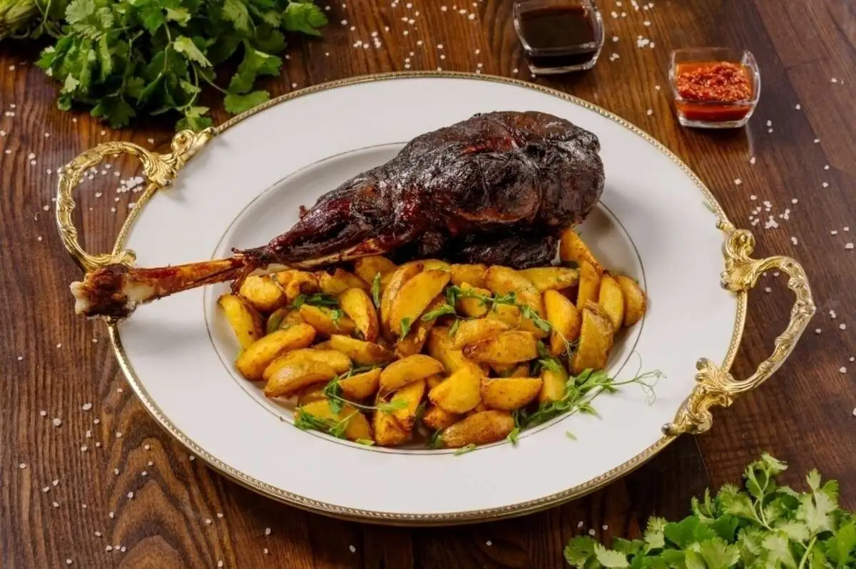 Баранья нога с картофелем печеным