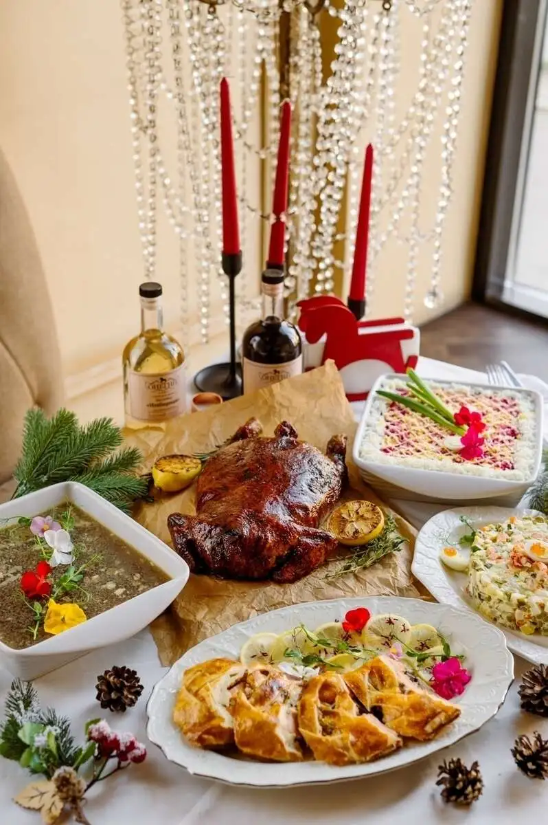 Новогодний стол с галантином и пирогом