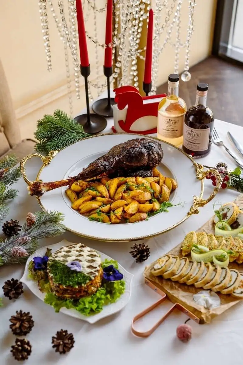 Новогодний стол с бараньей ногой