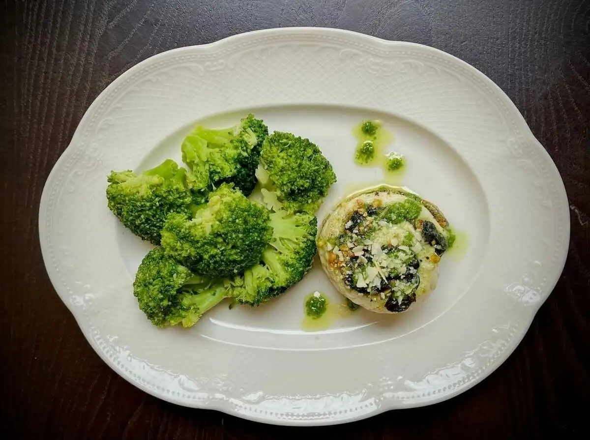 Судак со шпинатом и фисташкой