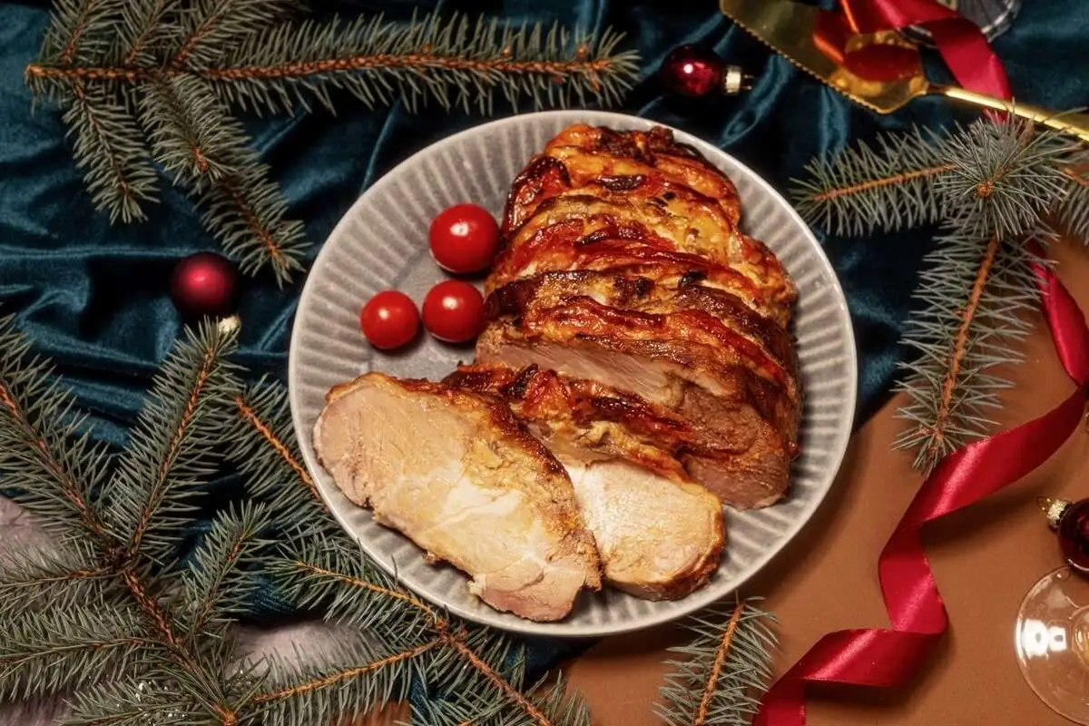 Свинина запеченная с овощами и сыром