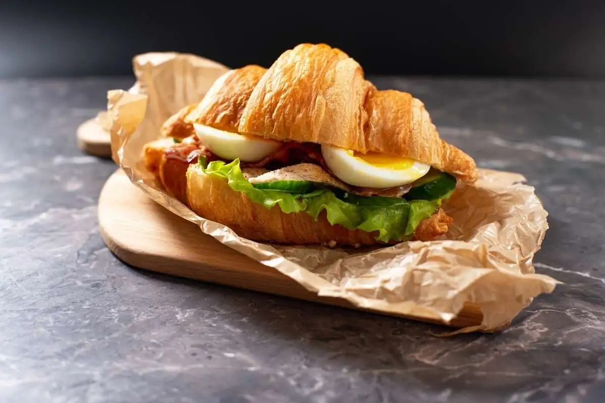 Круассан с курицей, беконом и яйцом