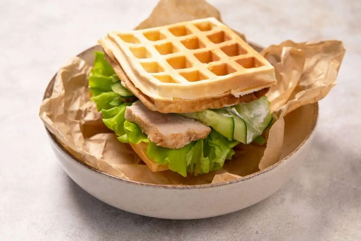 Бельгийская вафля с курицей и сливочным соусом