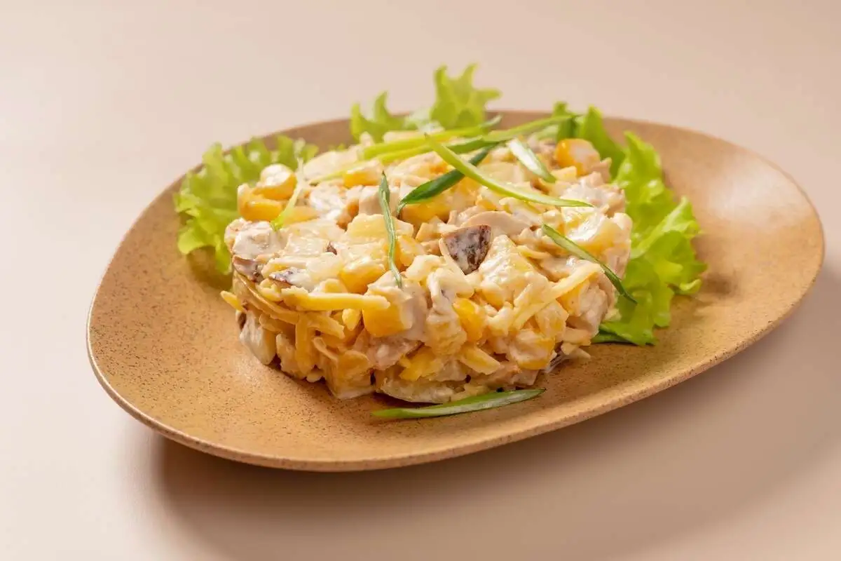 Салат с курицей, сыром и ананасом