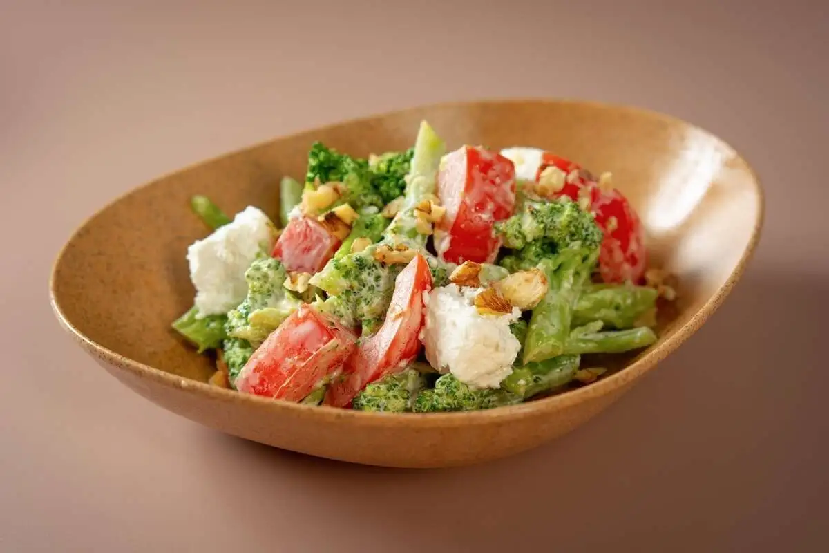 Салат с брокколи, томатами и сыром Фета