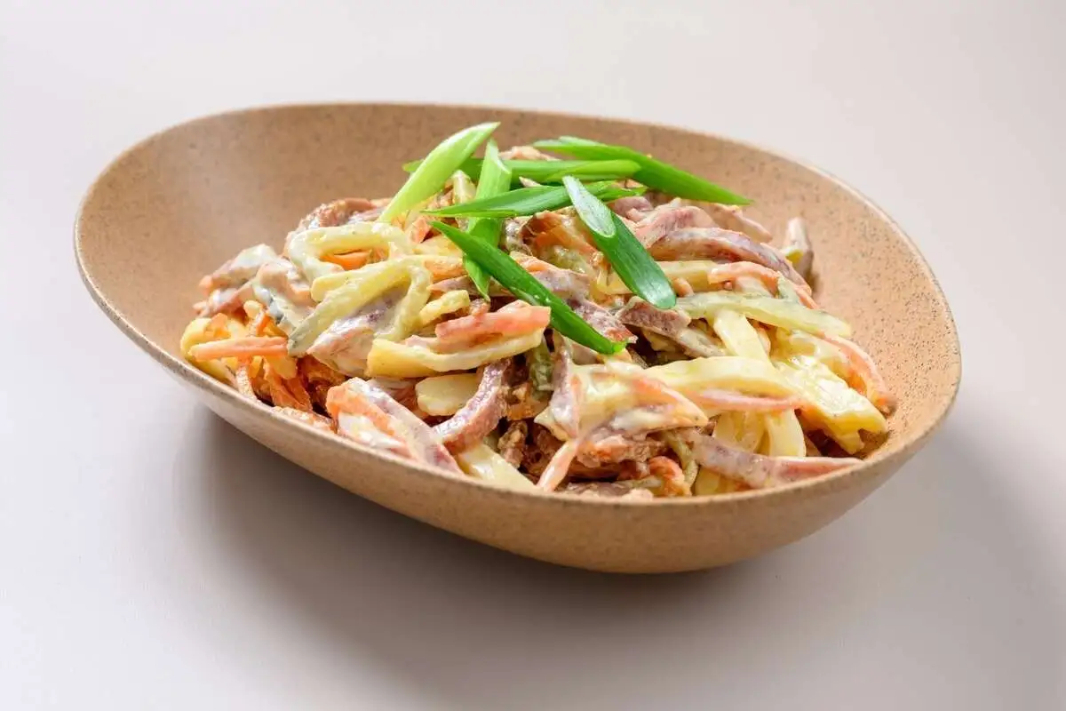 Салат с копчёной колбасой и сыром