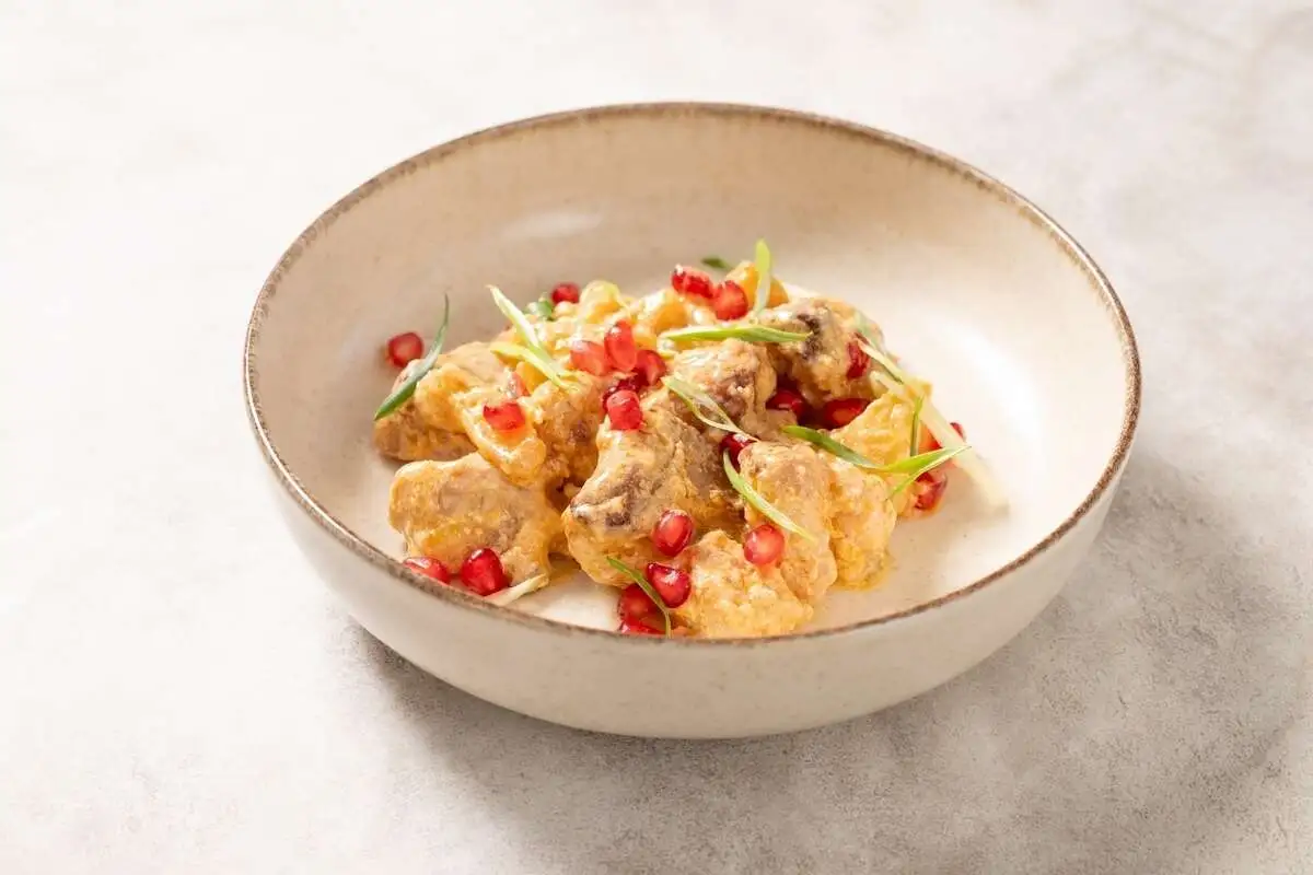 Свинина запеченная с ананасом и гранатовым соусом