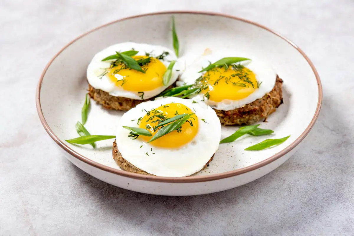 Бифштекс с яйцом