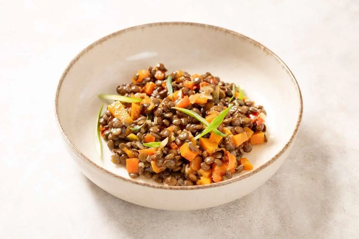 Зеленая чечевица с овощами