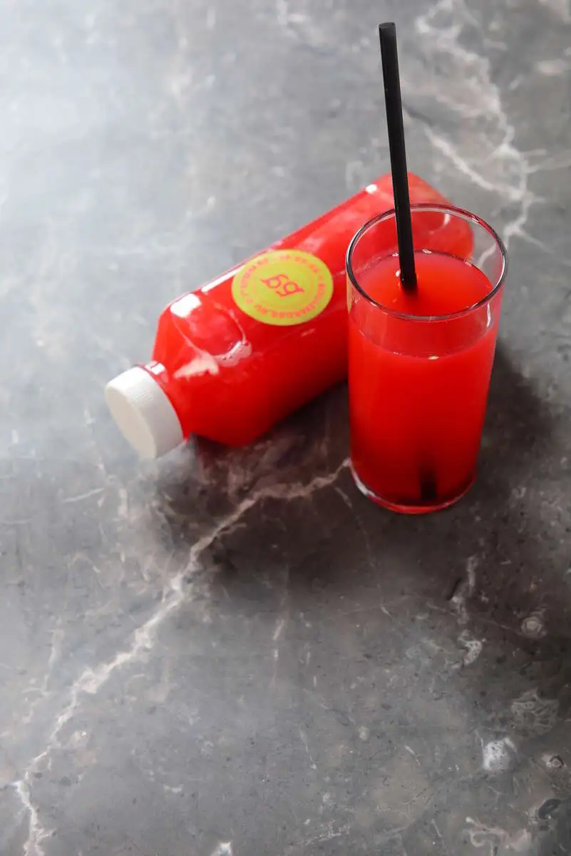 Холодный чай с апельсином и малиной