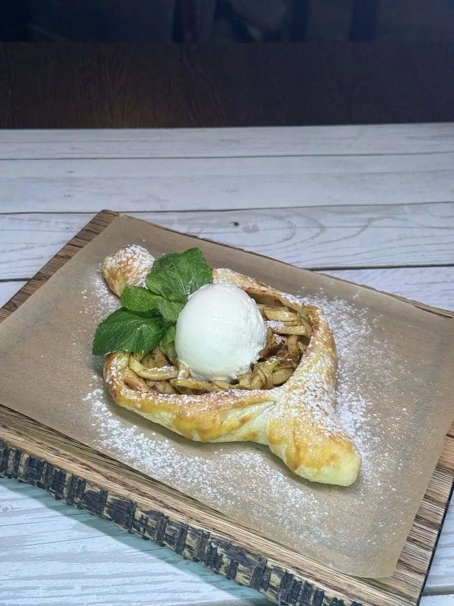 Штрудель по-грузински с яблоком и мороженым 