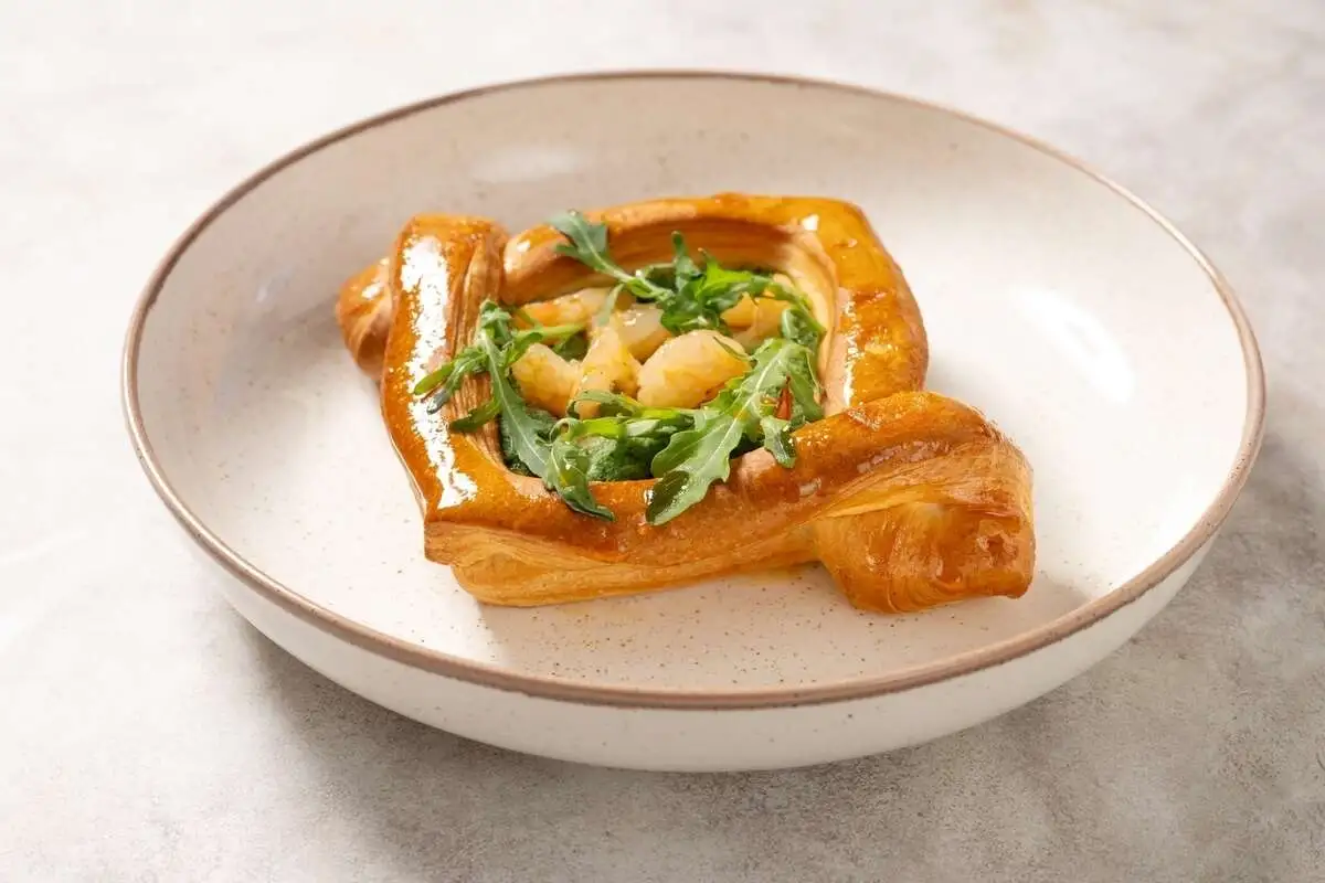 Слойка с брокколи и креветками