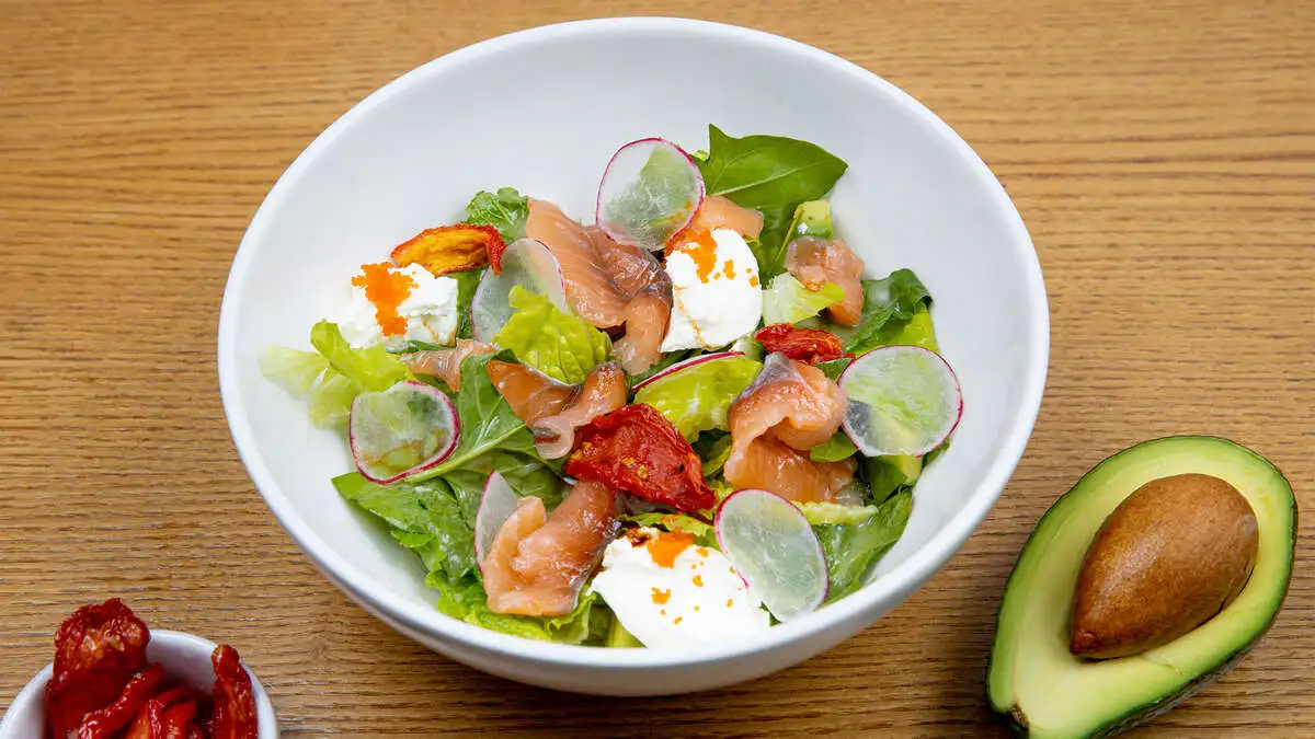 Салат с лососем и авокадо