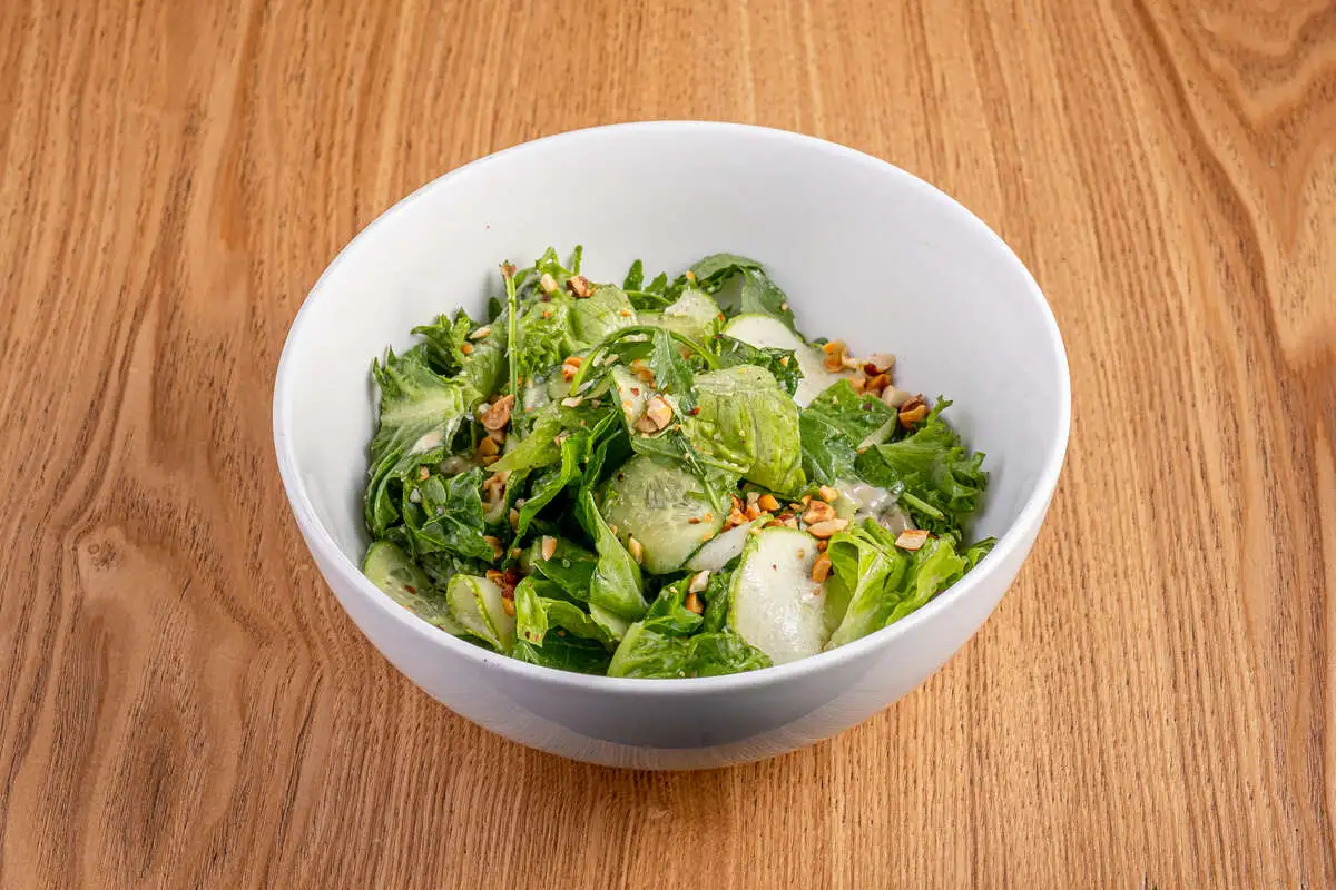 Салат зеленый с ореховой заправкой