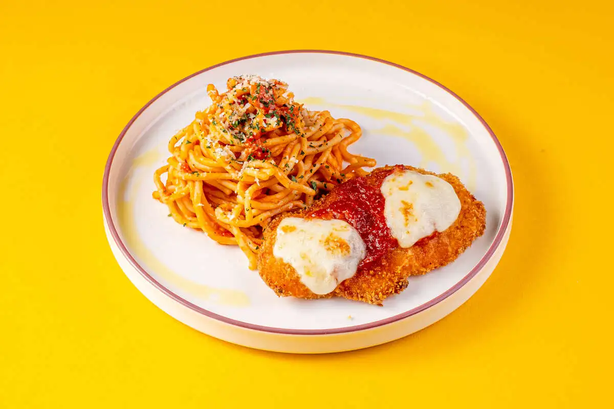 Цыпленок пармиджана со спагетти