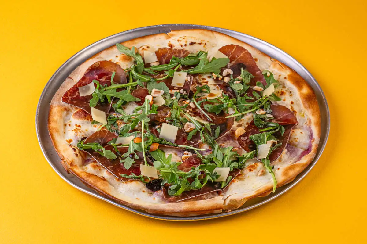 Пицца с брезаолой и печеным виноградом