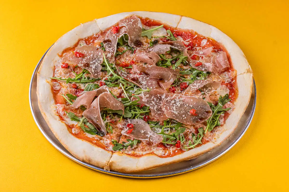 Пицца с пармской ветчиной
