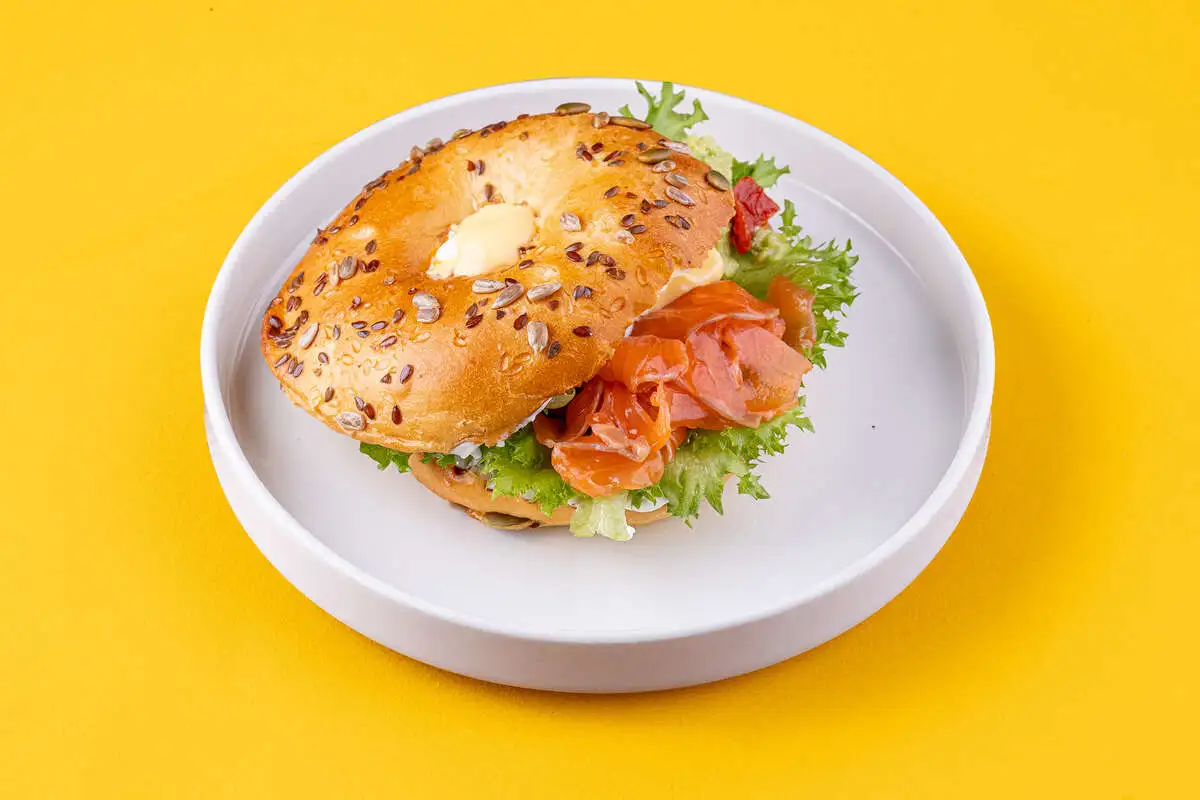 Бенедикт со слабосоленым лососем