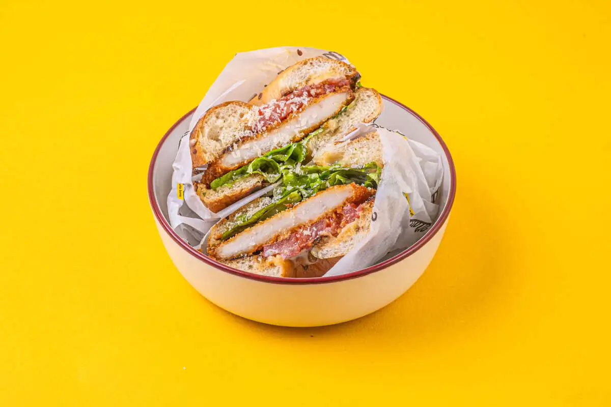 Бейгл с цыпленком пармиджано